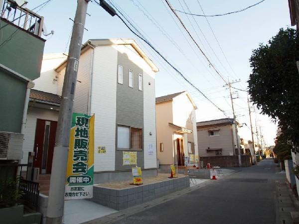 Local photos, including front road. Long modern design to be loved