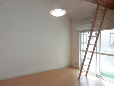 Living and room. Air conditioning ・ It is with lighting equipment!