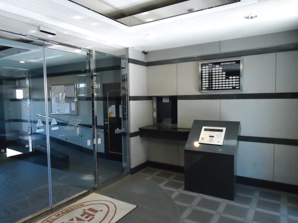 Entrance. Common areas