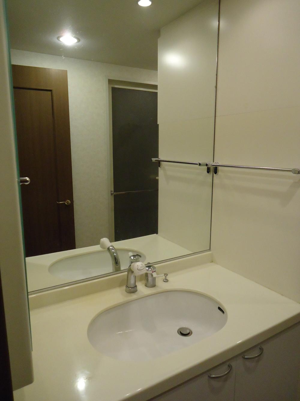 Wash basin, toilet. Indoor (11 May 2013) Shooting