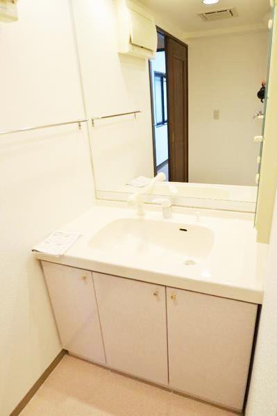 Wash basin, toilet. Come please visit