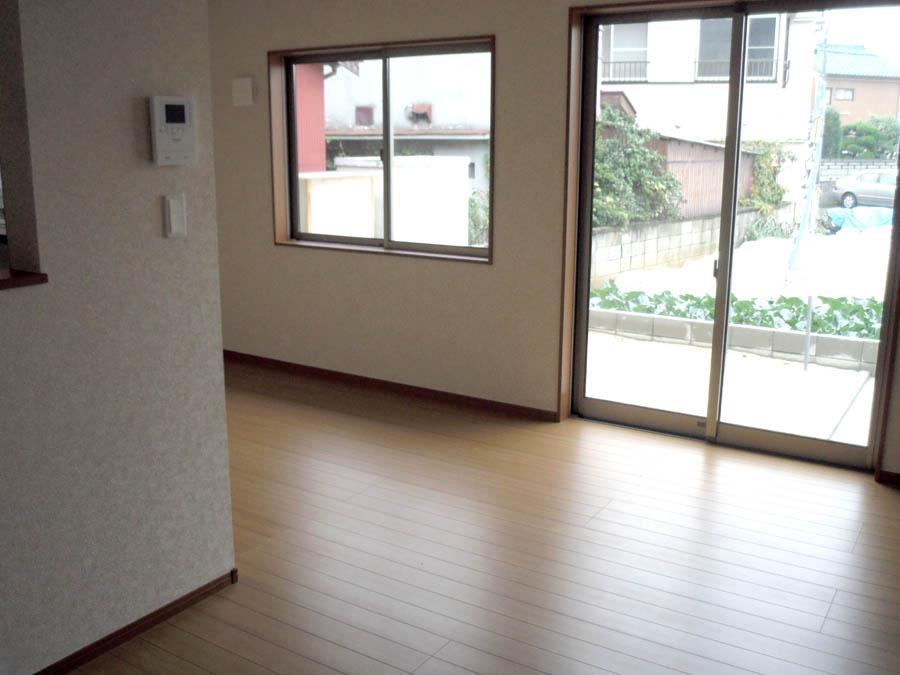 Living. Was building completed. Such as the actual image from per yang, We have to wait all the time so you can see directly.