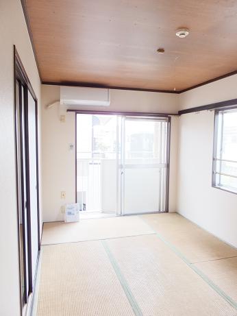 Living and room. Japanese-style room 6 quires ・ Corner room two-sided lighting