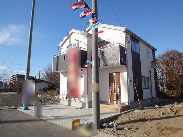 Local photos, including front road. South road 6m!