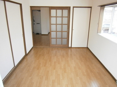 Living and room. Western style room, Both the Japanese-style room is also useful to dry laundry is out to veranda