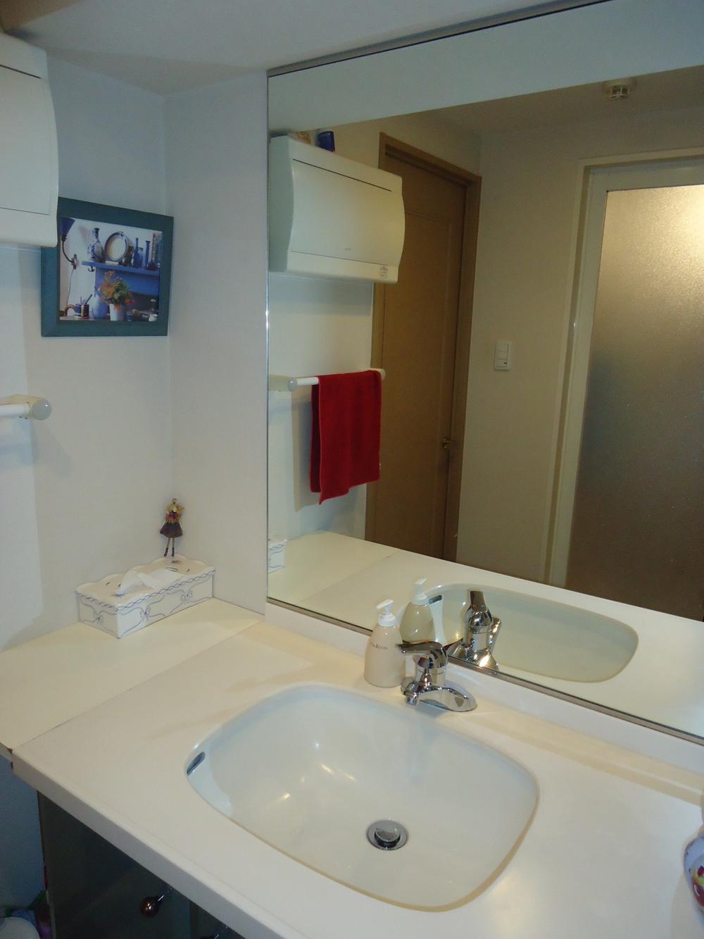 Wash basin, toilet. Room (August 2013) Shooting