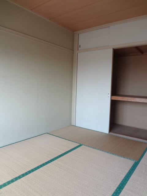 Living and room. Atmosphere of Japanese-style makes me soften the heart. 