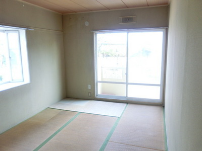 Living and room. There is a two-sided window Japanese-style I like the bright and airy ☆