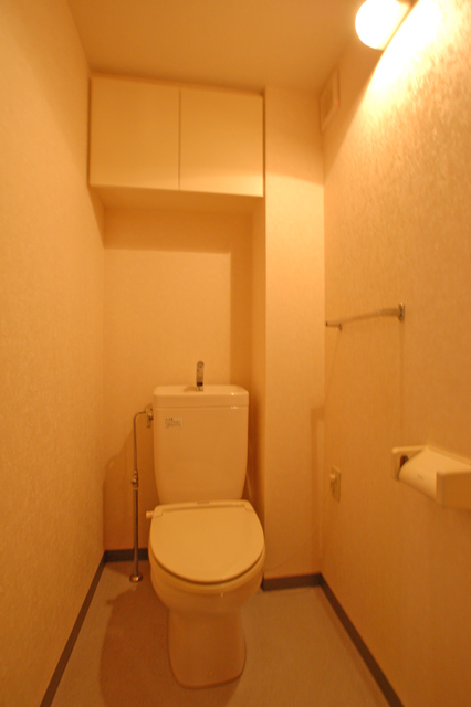 Toilet. Toilet clean impression ・ With a convenient shelf