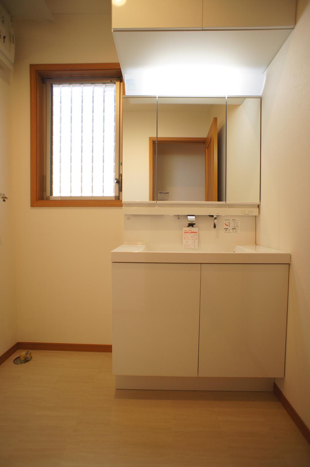 Wash basin, toilet