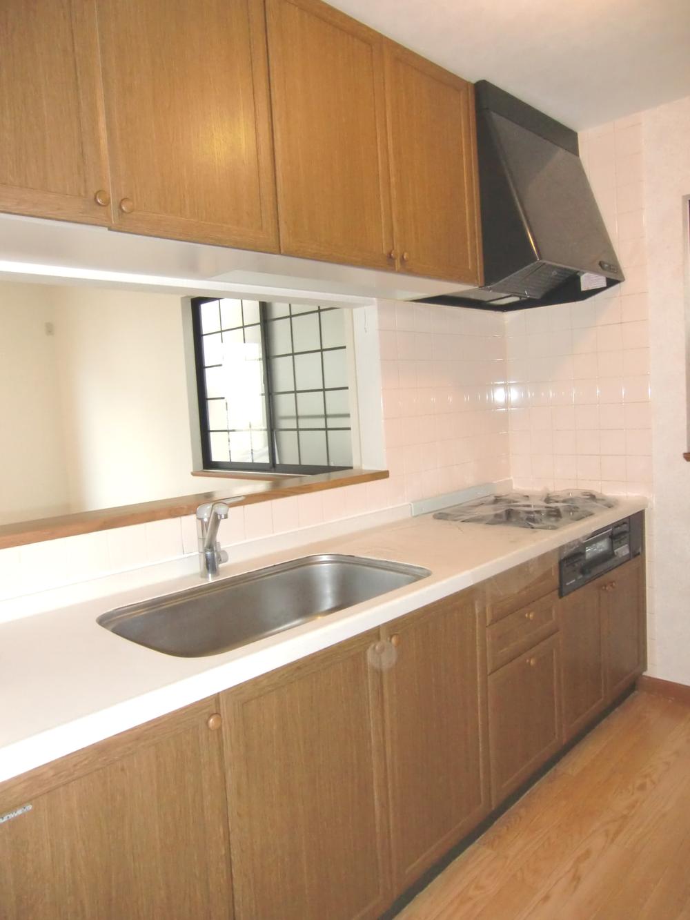 Kitchen. Counter kitchen (July 1, 2013) Shooting Kitchen of Wood calm atmosphere! It seems Hakadori also cuisine!