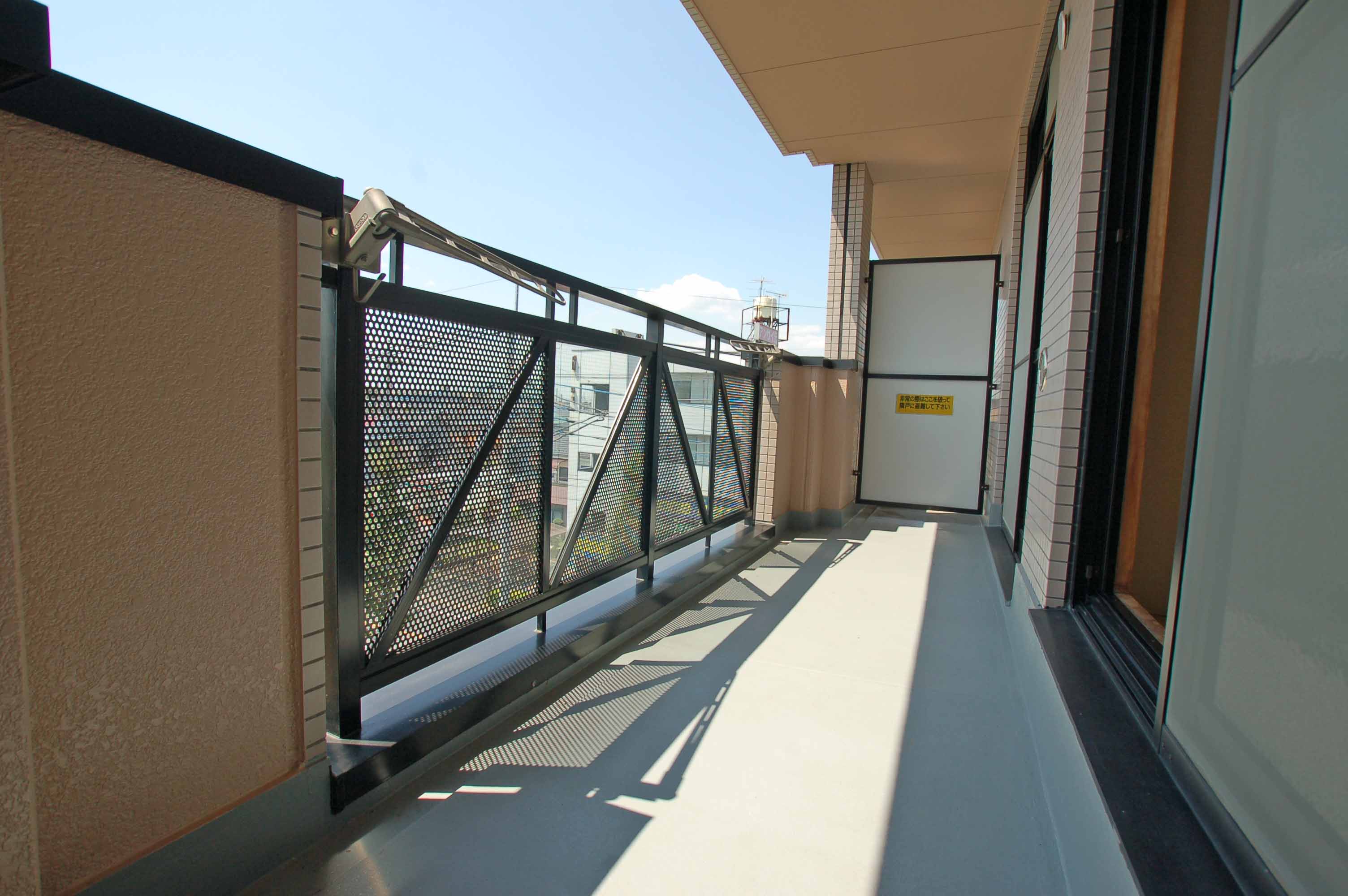 Balcony. Bright balcony for a long time of daylight can be expected Your laundry Karari ☆ 