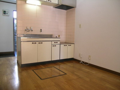 Kitchen. Gas stove is installed Allowed! 