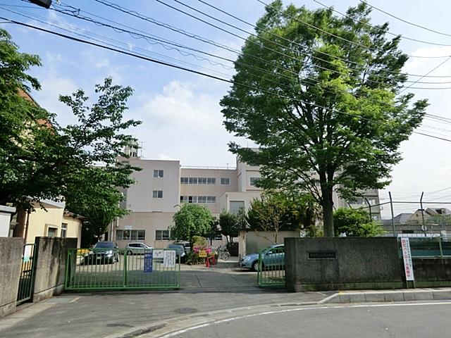 Primary school. Soka Municipal Seimon to elementary school 660m
