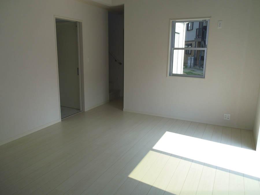 Living. Was building completed. Such as the actual image from per yang, We have to wait all the time so you can see directly. 