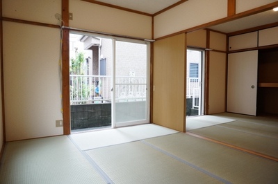 Living and room. Japanese-style room facing the south-facing window