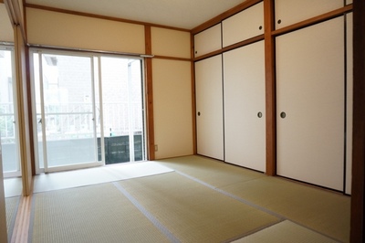 Living and room. 6 Pledge of Japanese-style room where there is a wide storage between 2!