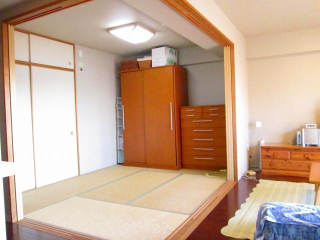 Non-living room. Between the Japanese-style room 6 Pledge of living next to!