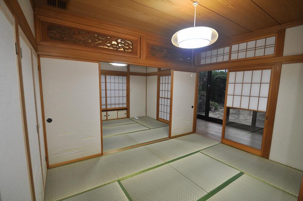 Non-living room. Japanese-style two-room connection between. Hiroen even comes with spacious space.
