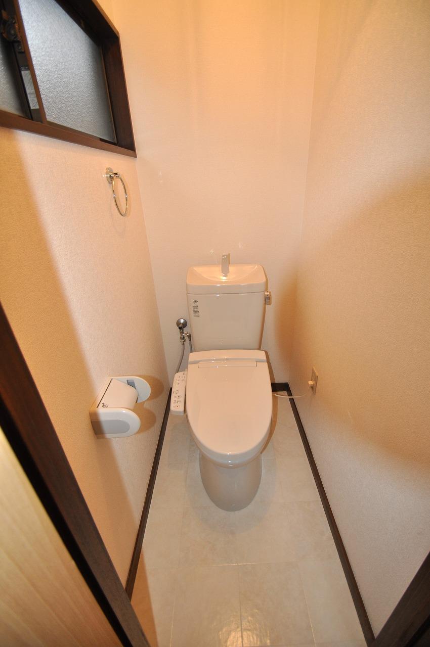 Toilet. Second floor toilet. New replaced.