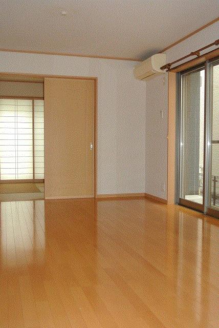 Living. Spacious living in contact with the Japanese-style room