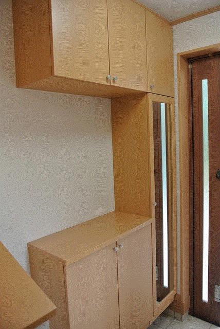 Entrance. Cupboard with mirror