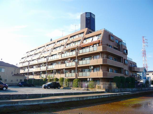 Local appearance photo. South side is monthly parking, East waterway ・ For the field, Day ・ Ventilation is very good. But is a 19-minute walk from the train station, The bus stop is nearby because it is convenient. How in the first time of my home. Appearance (October 2013) Shooting