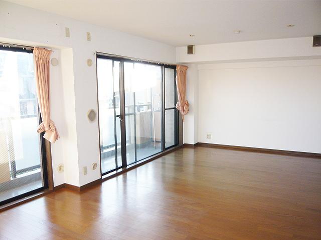 Living. A feeling of opening 20 tatami mats of LDK! Ventilation is good per yang per southeast corner room. Your laundry is also comfortable in the two planes balcony. All rooms Cross Insect (April 2007) Indoor (12 May 2013) Shooting