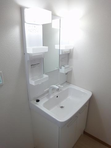 Wash basin, toilet. You can morning Shan. Washbasin with shower.