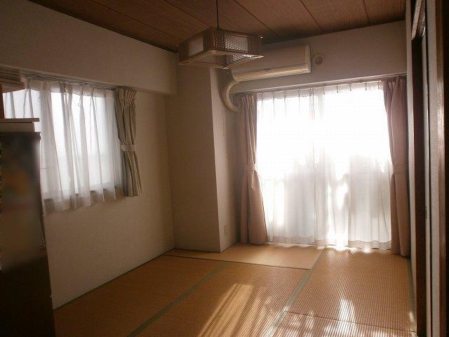 Non-living room. east ・ It is a bright room with two-sided lighting of the north