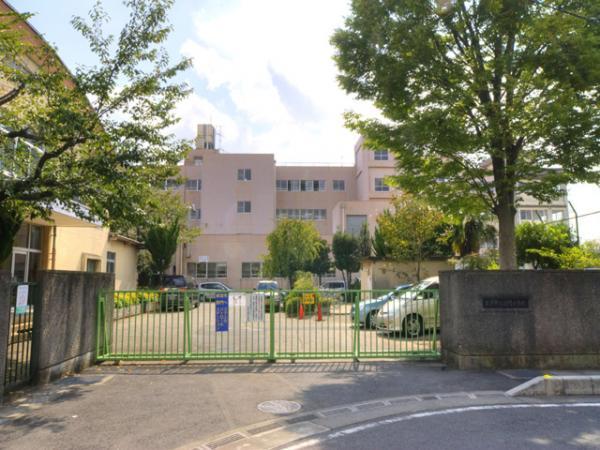 Primary school. Soka Municipal Seimon to elementary school 1170m