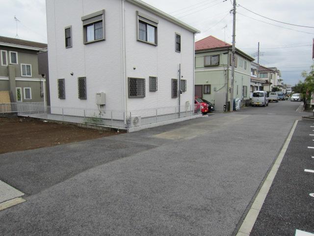 Local photos, including front road. You can also comfortably front road 5.8m parking