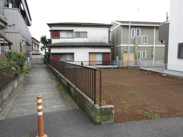 Local photos, including front road. It took cover in the waterway.