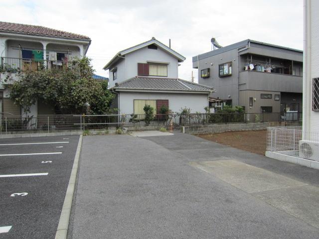 Local photos, including front road. Because of the opposite apartment parking lot, Feeling of freedom Yes