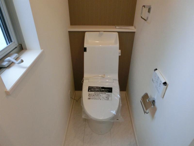 Toilet. Indoor (12 May 2013) Shooting