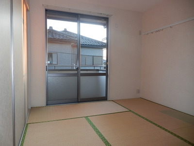 Living and room. South-facing Japanese-style day is good