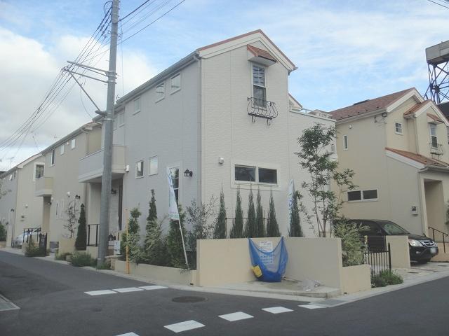 Local appearance photo. 1 Building Appearance bright streetscape design and on-site area of ​​more than each mansion 100 sq m. Rooftops of all 10 House with consideration also to safety. Warm house with orange roof is me Kiwadate the brightness. Local (10 May 2013) Shooting