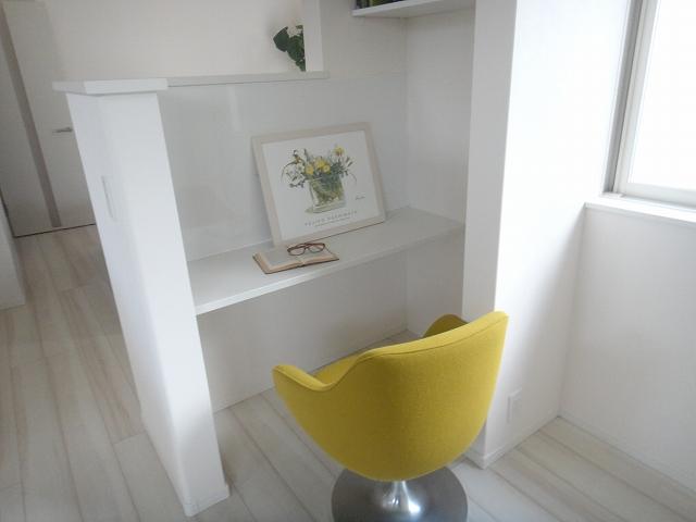 Other introspection. 1 Building 1F study corner Feeling the signs of family, Space plus α to enjoy the work and hobbies of time.  It is also ideal as a study space for the children. Indoor (10 May 2013) Shooting