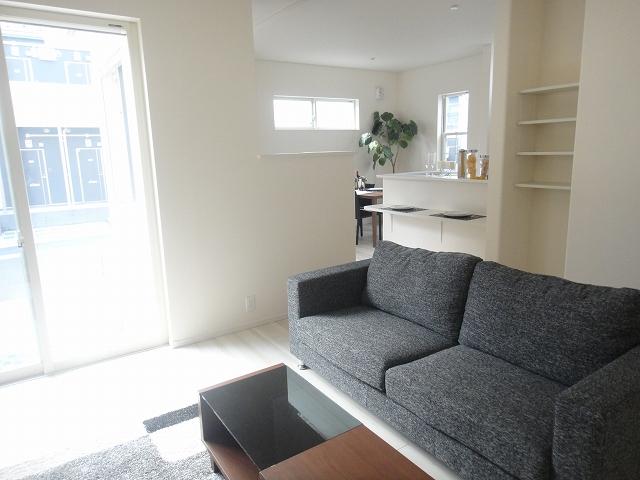 Living. 1 Building South-facing bright living Cold day, even the feet warm and comfortable gas hot water type with underfloor heating!  There is a feeling of opening in the ceiling height of 2.7m.  Small items to display There are enjoy serving gallery shelf. 