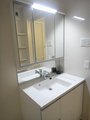 Wash basin, toilet. 1 Building Three-sided mirror with vanity