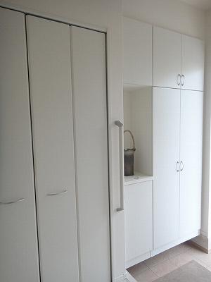 Entrance. 1 Building