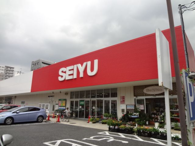 Supermarket. Seiyu to (super) 790m