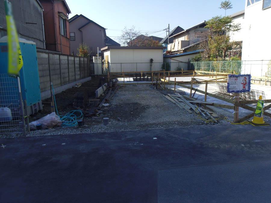 Local photos, including front road. We offer the same use the finished model house of this property. Please feel free to contact us.