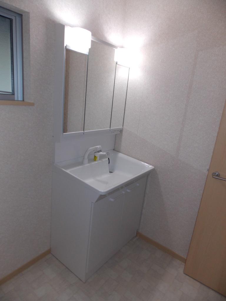 Wash basin, toilet. 8 Building