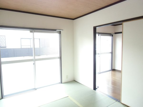 Other room space. South-facing sunny Japanese-style room.