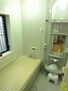 Bathroom. With handrail There is a convenient window to ventilation ・ Indoor (11 May 2013) Shooting