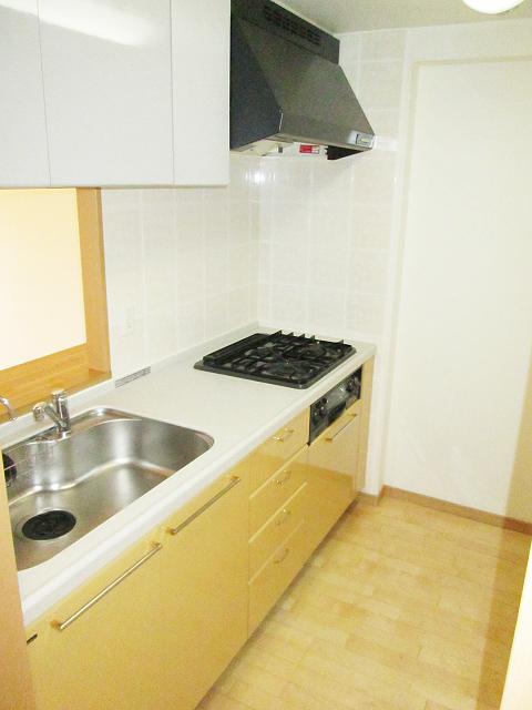 Kitchen. Face-to-face kitchen can be cooking while watching the children play in the living room! Indoor (12 May 2013) Shooting