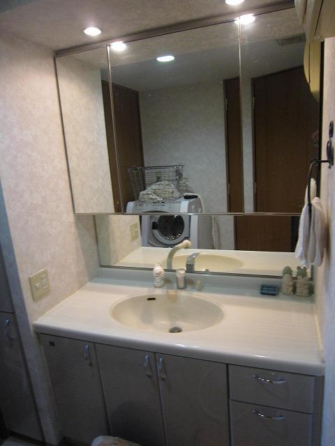 Wash basin, toilet. The back of the easy-to-use three-sided mirror has become the storage of one side.