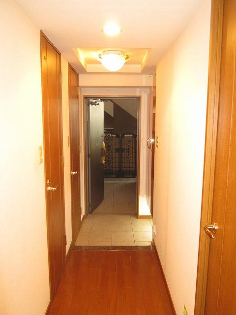 Entrance. There is a private approach, It can be used in single-family feeling. Local (11 May 2013) Shooting