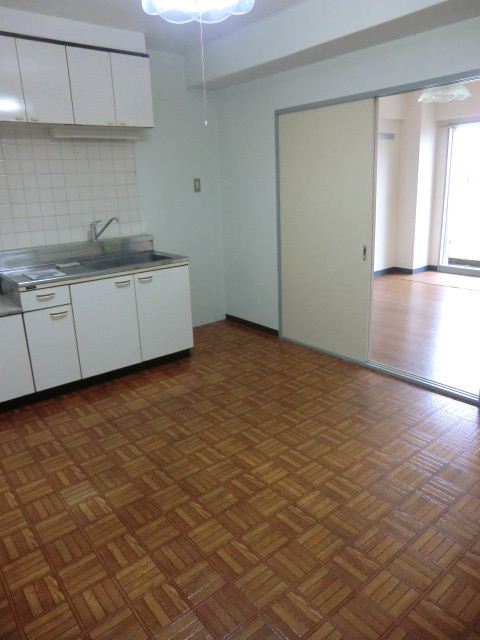 Living and room. It is a large dining kitchen ☆ 